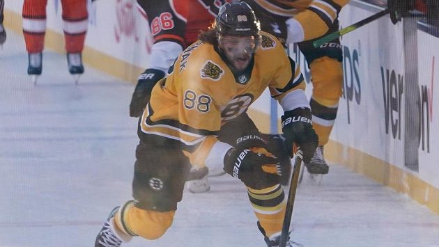 Český útočník David Patrňák z Bostonu spěchá za pukem v utkání NHL proti Philadelphii. Český útočník David Patrňák z Bostonu spěchá za pukem v utkání NHL proti Philadelphii.