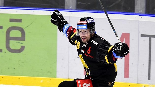 Jakub Petružálek z Litvínova po gólu v Pardubicích. Jakub Petružálek z Litvínova po gólu v Pardubicích.