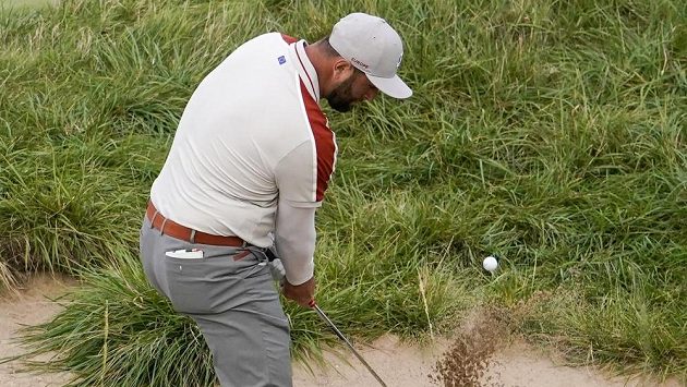 Španělský golfista Jon Rahm během zápasu na Ryder Cupu, v rámci něhož se představuje v týmu Evropy. Španělský golfista Jon Rahm během zápasu na Ryder Cupu, v rámci něhož se představuje v týmu Evropy.