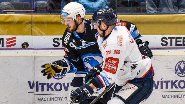 Martin Procházka z Plzně a Vojtěch Tomi z Vítkovic během úvodního utkání předkola play off hokejové extraligy. Martin Procházka z Plzně a Vojtěch Tomi z Vítkovic během úvodního utkání předkola play off hokejové extraligy.