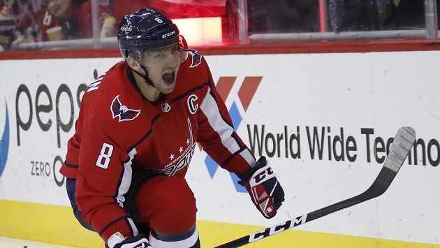 Washingtonský Alexandr Ovečkin slaví 600. gól v kariéře v NHL. Washingtonský Alexandr Ovečkin slaví 600. gól v kariéře v NHL.