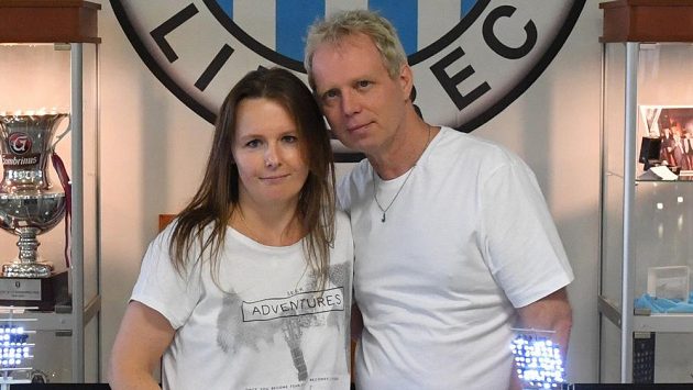 Holger Tribian se spolu se svou českou manželkou Veronikou živí modelováním fotbalových stadiónů. Holger Tribian se spolu se svou českou manželkou Veronikou živí modelováním fotbalových stadiónů.