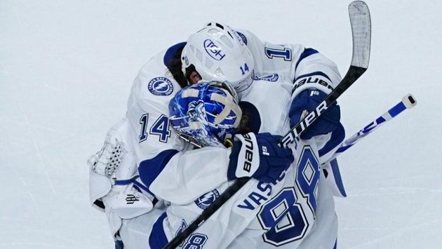 Hráči Tampy Bay (útočník Patrick Maroon a brankář Andrei Vasilevski) se radují z výhry ve třetím zápase play off NHL. Hráči Tampy Bay (útočník Patrick Maroon a brankář Andrei Vasilevski) se radují z výhry ve třetím zápase play off NHL.