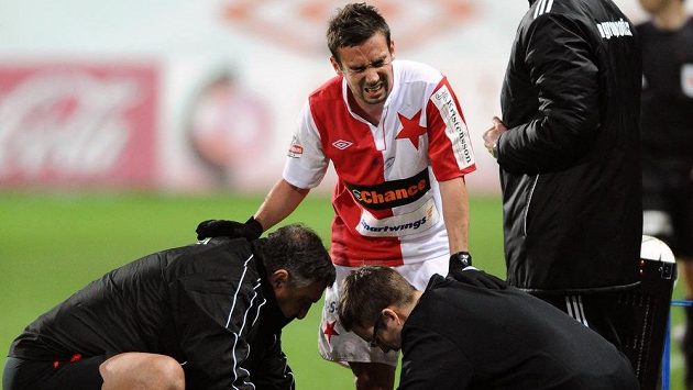 Zraněný slávista Damien Boudjemaa při ligovém utkání v Teplicích. Zraněný slávista Damien Boudjemaa při ligovém utkání v Teplicích.