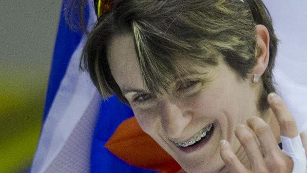 Martina Sáblíková oslavuje na MS v nizozemském Heerenveenu triumf v závodě na 3000 metrů. Martina Sáblíková oslavuje na MS v nizozemském Heerenveenu triumf v závodě na 3000 metrů.