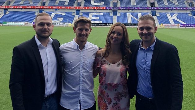 Patrik Hrošovský v doprovodu manželky a bratrů Zíkových z agentury Global Sports, která ho zastupuje,si zapózoval na stadionu v Genku. Patrik Hrošovský v doprovodu manželky a bratrů Zíkových z agentury Global Sports, která ho zastupuje,si zapózoval na stadionu v Genku.