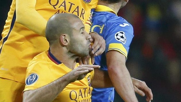 Javier Mascherano z Barcelony ve vzdušném souboji. Javier Mascherano z Barcelony ve vzdušném souboji.