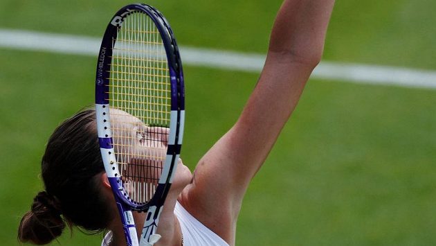 Česká tenistka Karolína Plíšková v akci na Wimbledonu. Česká tenistka Karolína Plíšková v akci na Wimbledonu.