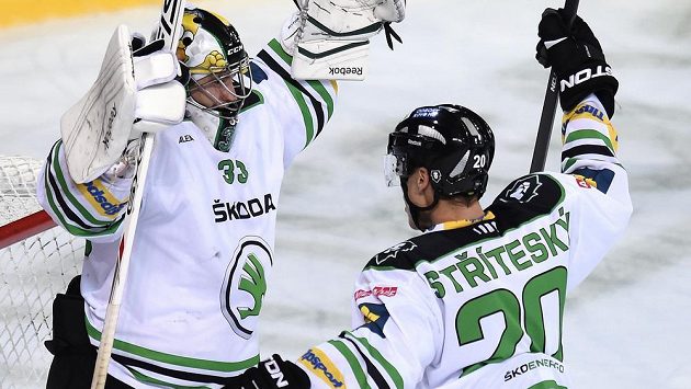 Hokejisté Mladé Boleslavi David Rittich (vlevo) a Matěj Stříteský oslavují. Teď už obránce tolik důvodů k radosti nemá, za faul na Svobodu dostal trest na tři zápasy Hokejisté Mladé Boleslavi David Rittich (vlevo) a Matěj Stříteský oslavují. Teď už obránce tolik důvodů k radosti nemá, za faul na Svobodu dostal trest na tři zápasy