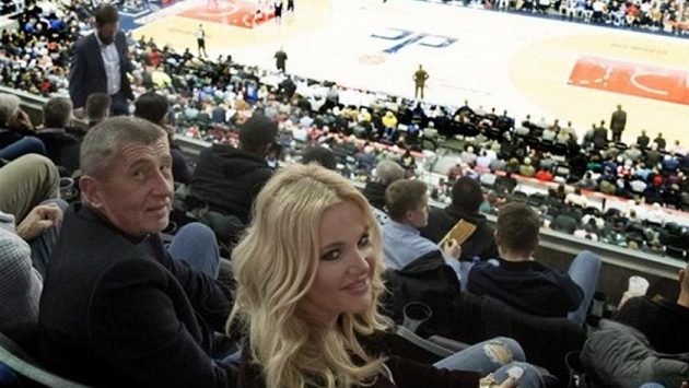 Premiér Andrej Babiš s manželkou Monikou sledují Tomáše Satoranského během zápasu NBA mezi týmy Washington Wizards a Dallas Mavericks. Premiér Andrej Babiš s manželkou Monikou sledují Tomáše Satoranského během zápasu NBA mezi týmy Washington Wizards a Dallas Mavericks.
