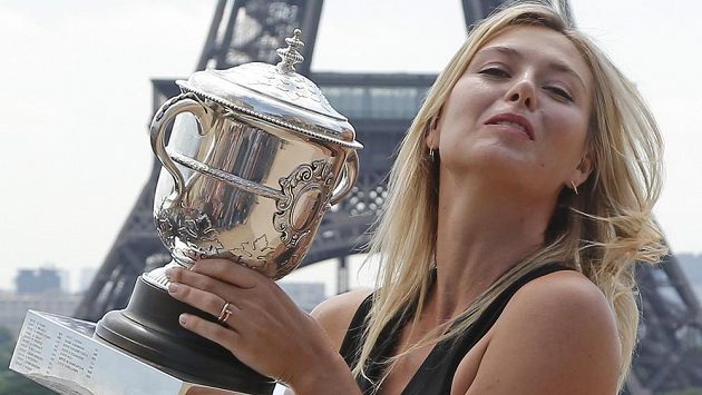Ruská tenistka Maria Šarapovová s trofejí pro vítězku French Open v Paříži. Ruská tenistka Maria Šarapovová s trofejí pro vítězku French Open v Paříži.