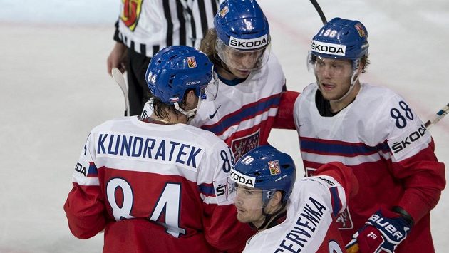 Český reprezentant Roman Červenka přijímá gratulace ke gólu od spoluhráčů. Bude mít důvod k radosti i počtvrtinále s Rusy? Český reprezentant Roman Červenka přijímá gratulace ke gólu od spoluhráčů. Bude mít důvod k radosti i počtvrtinále s Rusy?
