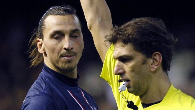 Sudí ukazuje útočníkovi Paris Saint-Germain Zlatanu Ibrahimovicovi červenou kartu. Sudí ukazuje útočníkovi Paris Saint-Germain Zlatanu Ibrahimovicovi červenou kartu.