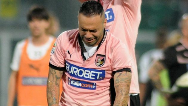 Útočník Fabrizio Miccoli sestup Palerma oplakal. Útočník Fabrizio Miccoli sestup Palerma oplakal.
