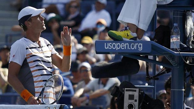 Tomáš Berdych diskutuje ve třetím setu čtvrtfinále US Open s rozhodčí. Tomáš Berdych diskutuje ve třetím setu čtvrtfinále US Open s rozhodčí.