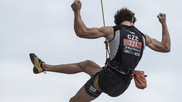 Radost sportovního lezce Adama Ondry po zdolání stěny na mistrovství světa v Innsbrucku. Radost sportovního lezce Adama Ondry po zdolání stěny na mistrovství světa v Innsbrucku.