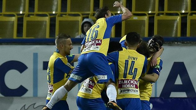 Fotbalisté Teplic se radují z gólu Alexe Krále do sítě Zlína. Fotbalisté Teplic se radují z gólu Alexe Krále do sítě Zlína.