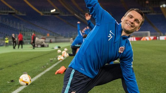 Útočník Sparty Praha David Lafata se rozcvičuje na Olympijském stadiónu v Římě. Útočník Sparty Praha David Lafata se rozcvičuje na Olympijském stadiónu v Římě.