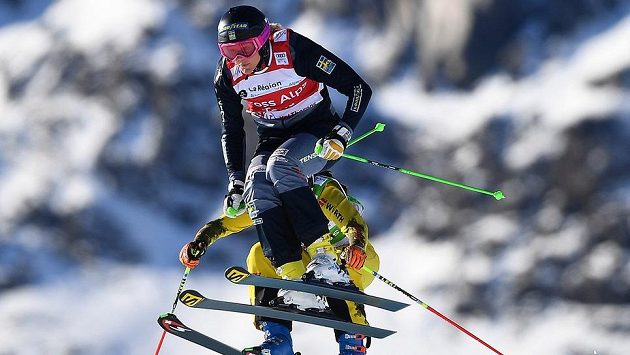 Švédská skikrosařka Anna Holmlundová (vpředu). Švédská skikrosařka Anna Holmlundová (vpředu).