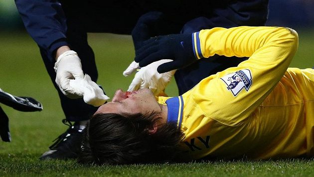 Tomáše Rosického ošetřuje lékař Arsenalu v zápase s Aston Villou. Tomáše Rosického ošetřuje lékař Arsenalu v zápase s Aston Villou.