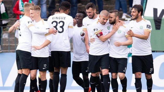 Fotbalisté Příbrami oslavují gól Oliviera Kingueho na 2:1 během utkání nadstavby Fortuna ligy ve skupině o udržení s Bohemians 1905. Fotbalisté Příbrami oslavují gól Oliviera Kingueho na 2:1 během utkání nadstavby Fortuna ligy ve skupině o udržení s Bohemians 1905.
