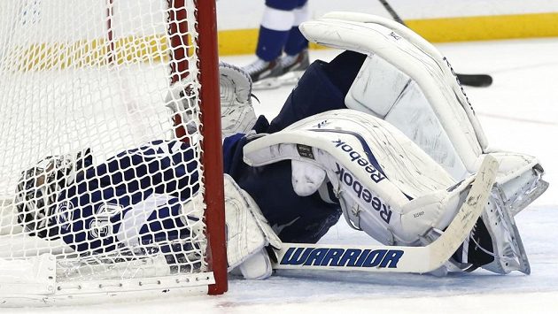 Zaskočený brankář Tampy Ben Bishop leží na ledě po kuriózním vlastním gólu od Radka Gudase. Zaskočený brankář Tampy Ben Bishop leží na ledě po kuriózním vlastním gólu od Radka Gudase.