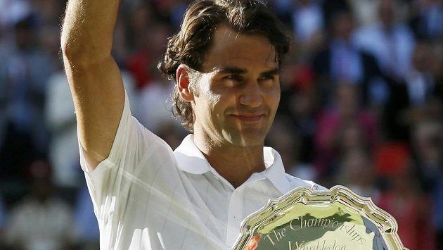 Smutný Roger Federer s trofejí pro poraženého finalistu Wimbledonu. Smutný Roger Federer s trofejí pro poraženého finalistu Wimbledonu.