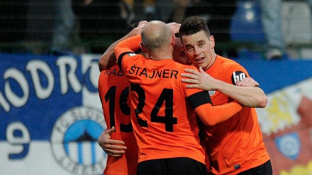 Liberečtí fotbalisté se radují z rozhodujícího gólu v utkání s Mladou Boleslaví. Liberečtí fotbalisté se radují z rozhodujícího gólu v utkání s Mladou Boleslaví.