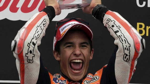 Teprve dvacetiletý Marc Márquez ze Španělska se raduje z triumfu v kategorii MotoGP. Teprve dvacetiletý Marc Márquez ze Španělska se raduje z triumfu v kategorii MotoGP.