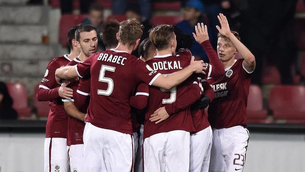 Fotbalisté Sparty Praha oslavují gól proti Českým Budějovicím. Fotbalisté Sparty Praha oslavují gól proti Českým Budějovicím.