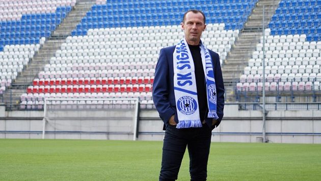 Trenér Radoslav Látal na Andrově stadionu v Olomouci. Trenér Radoslav Látal na Andrově stadionu v Olomouci.