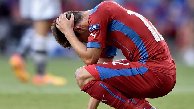 Smutný Michal Trávník po utkání s Dány v Praze. Smutný Michal Trávník po utkání s Dány v Praze.