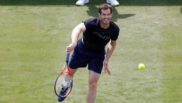 Tenista Andy Murray při tréninku na turnaji v britském Eastbourne. Tenista Andy Murray při tréninku na turnaji v britském Eastbourne.