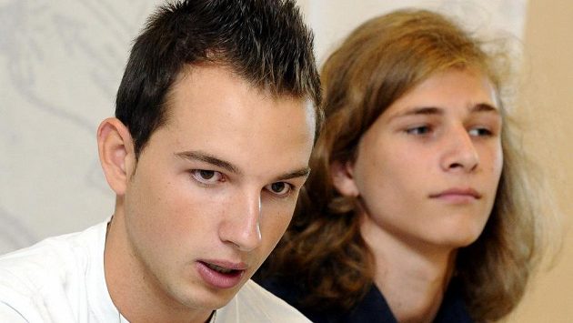 Jezdci (zleva) Jakub Kornfeil a Karel Hanika před Velkou cenou České republiky silničních motocyklů v Brně. Jezdci (zleva) Jakub Kornfeil a Karel Hanika před Velkou cenou České republiky silničních motocyklů v Brně.
