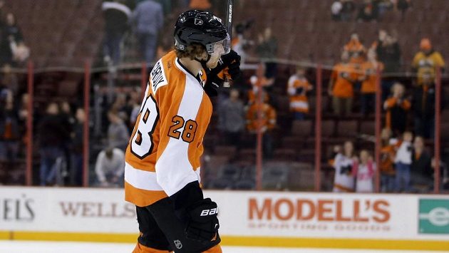 Kapitán Philadelphie Flyers Claude Giroux slaví s diváky výhru nad Columbusem. Kapitán Philadelphie Flyers Claude Giroux slaví s diváky výhru nad Columbusem.