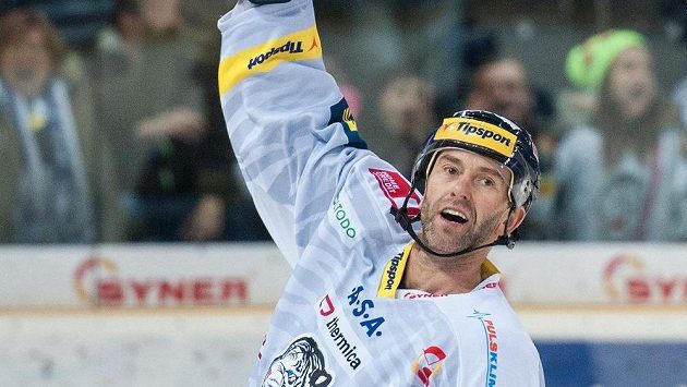 Autor rozhodujícího gólu v prodloužení, liberecký kapitán Petr Nedvěd. Autor rozhodujícího gólu v prodloužení, liberecký kapitán Petr Nedvěd.