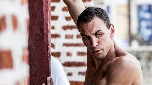 Protažení, soustředění. Michal Navrátil se připravuje na skok. Protažení, soustředění. Michal Navrátil se připravuje na skok.