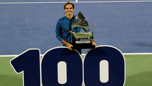 Roger Federer s trofejí pro vítěze turnaje v Dubaji, kde získal svůj jubilejní stý titul na okruhu ATP. Roger Federer s trofejí pro vítěze turnaje v Dubaji, kde získal svůj jubilejní stý titul na okruhu ATP.
