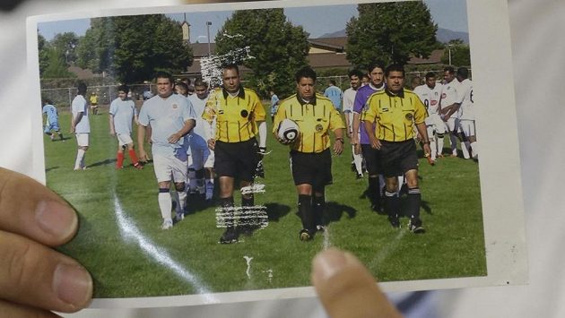 Na fotografii ve středu fotbalový rozhodčí Ricardo Portillo, který zemřel poté, co ho úderem do hlavy zasáhl hráč. Na fotografii ve středu fotbalový rozhodčí Ricardo Portillo, který zemřel poté, co ho úderem do hlavy zasáhl hráč.