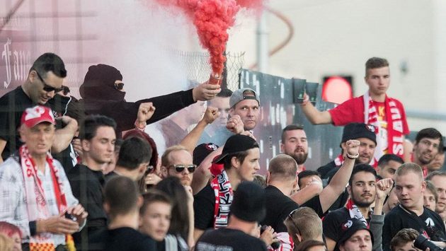 Fanoušci Slavie během utkání s Bohemians 1905. Fanoušci Slavie během utkání s Bohemians 1905.