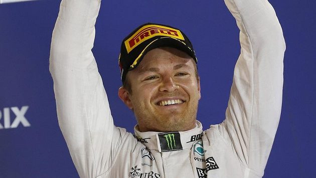 Němec Nico Rosberg s trofejí pro vítěze v Bahrajnu. Němec Nico Rosberg s trofejí pro vítěze v Bahrajnu.