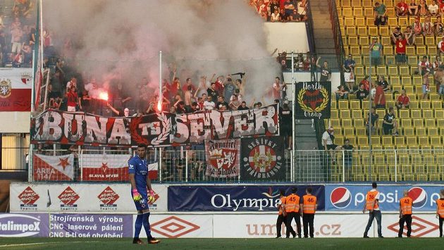 Fanoušci Slavie během utkání v Teplicích. Fanoušci Slavie během utkání v Teplicích.