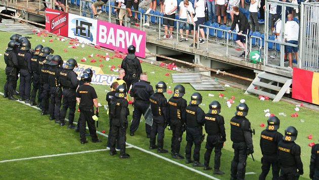 Policie zasahuje proti fanouškům Baníku po skončení zápasu na Slovácku. Policie zasahuje proti fanouškům Baníku po skončení zápasu na Slovácku.