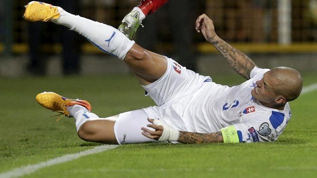 Slovenský kapitán Martin Škrtel při zákroku proti Makedonci Feranu Hasanimu v kvalifikaci na EURO 2016. Slovenský kapitán Martin Škrtel při zákroku proti Makedonci Feranu Hasanimu v kvalifikaci na EURO 2016.