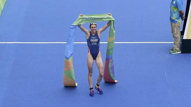 Americká triatlonistka Gwen Jorgensenová v cíli olympijského závodu. Americká triatlonistka Gwen Jorgensenová v cíli olympijského závodu.