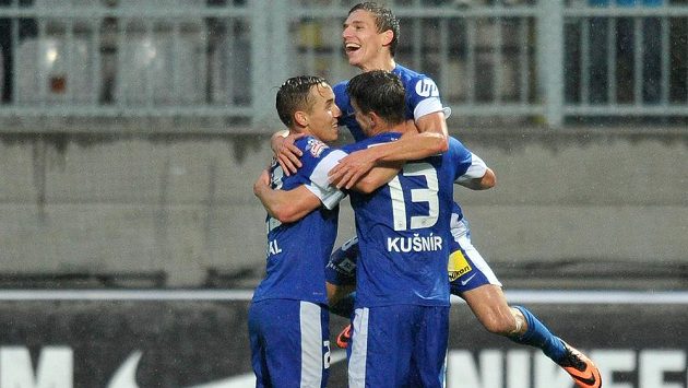 Liberecký záložník David Pavelka (čelem) se raduje se spoluhráči Josefem Šuralem (vlevo) a Ondřejem Kušnírem ze vstřelení gólu do sítě Jablonce. Liberecký záložník David Pavelka (čelem) se raduje se spoluhráči Josefem Šuralem (vlevo) a Ondřejem Kušnírem ze vstřelení gólu do sítě Jablonce.