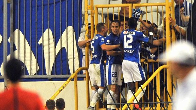 Fotbalisté Liberce se radují s fanoušky z gólu na hřišti Hajduku Split. Uprostřed jeho autor Josef Šural. Fotbalisté Liberce se radují s fanoušky z gólu na hřišti Hajduku Split. Uprostřed jeho autor Josef Šural.