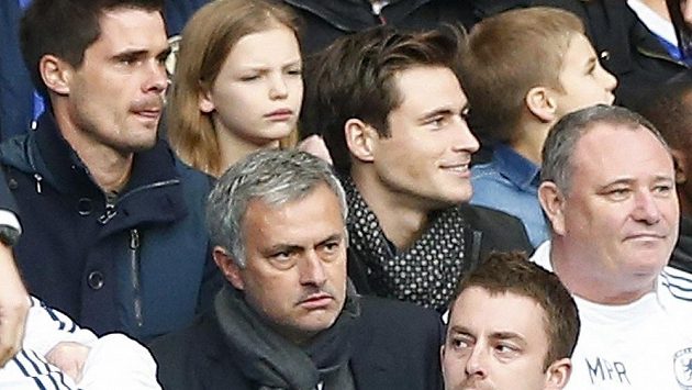 Naštvaný kouč Jose Mourinho mezi diváky na tribuně. Naštvaný kouč Jose Mourinho mezi diváky na tribuně.