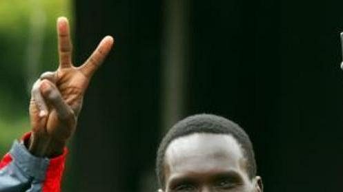Keňský vytrvalec Paul Tergat zaběhl v Berlíně nejrychlejší maraton historie. Keňský vytrvalec Paul Tergat zaběhl v Berlíně nejrychlejší maraton historie.
