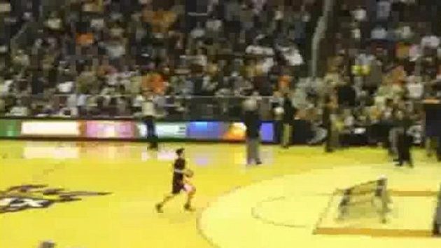 Basketbalista prolétl košem i s míčem. Basketbalista prolétl košem i s míčem.